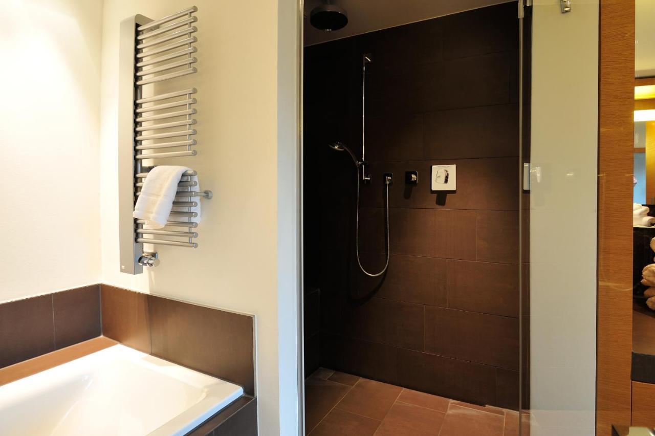 Schlossgut Грос Шванзе Екстер'єр фото A shower cubicle