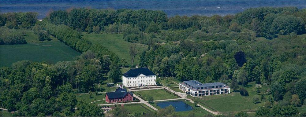 Schlossgut Грос Шванзе Екстер'єр фото Aerial view of the main buildings