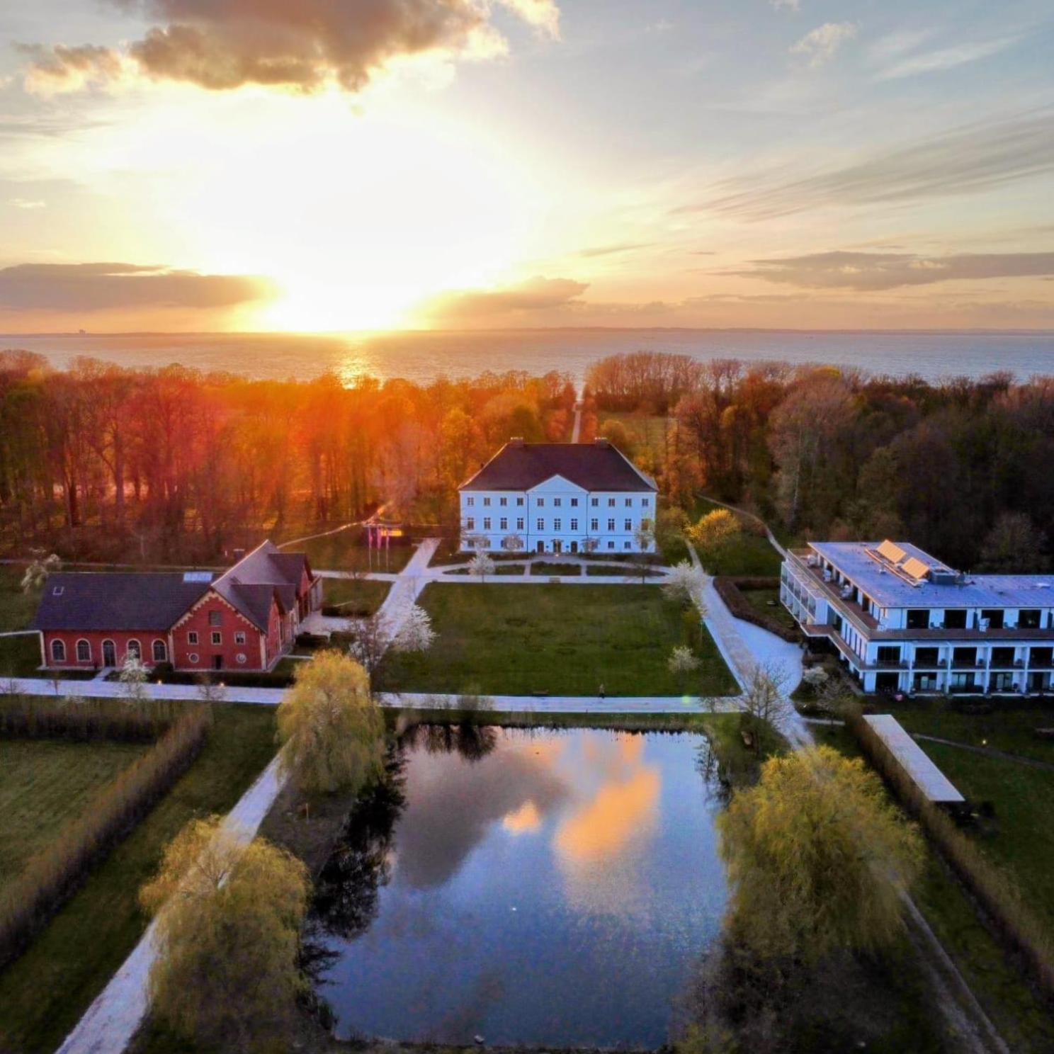 Schlossgut Грос Шванзе Екстер'єр фото Aerial view of the campus
