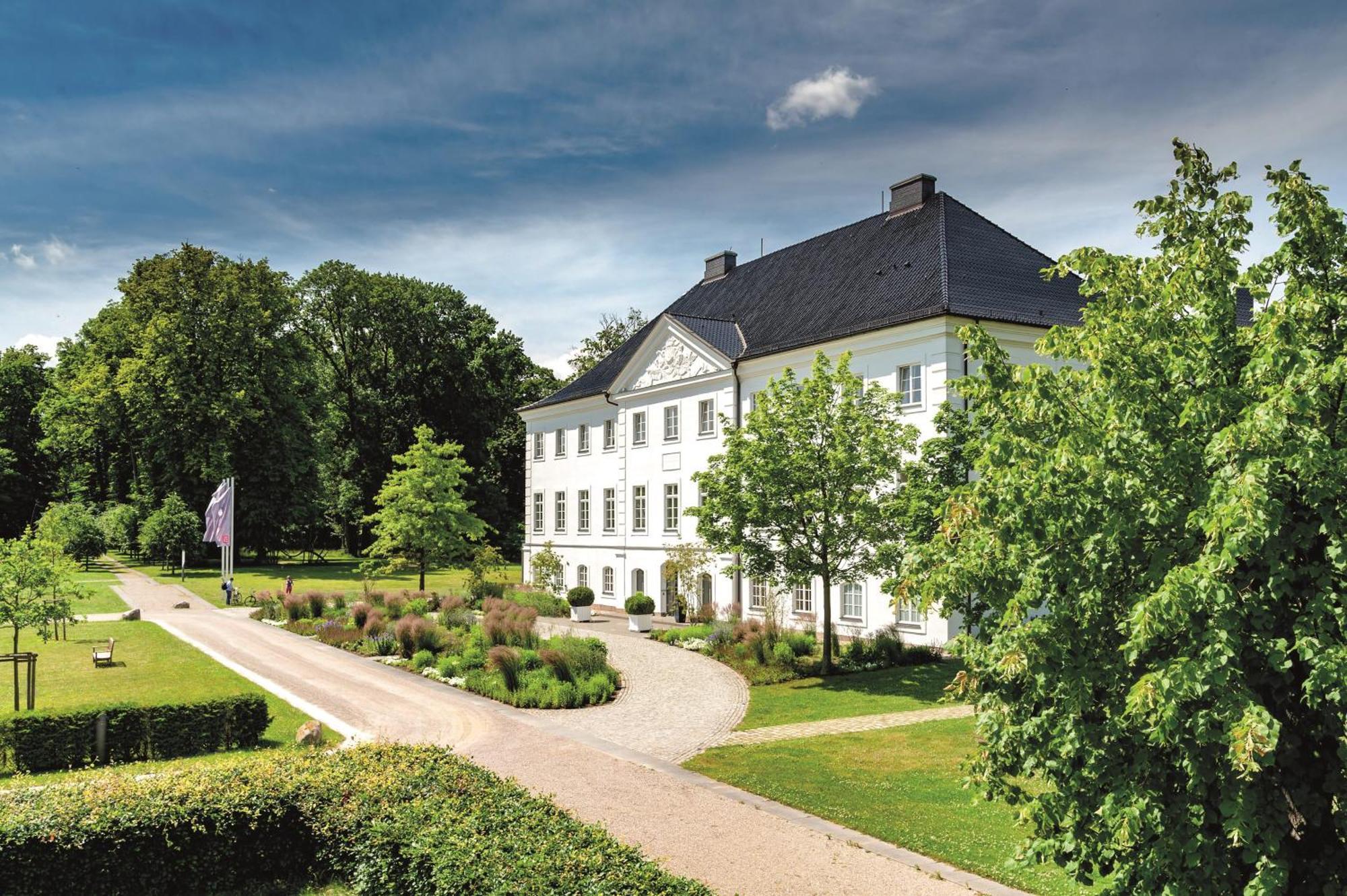 Schlossgut Грос Шванзе Екстер'єр фото The former manor house of the estate