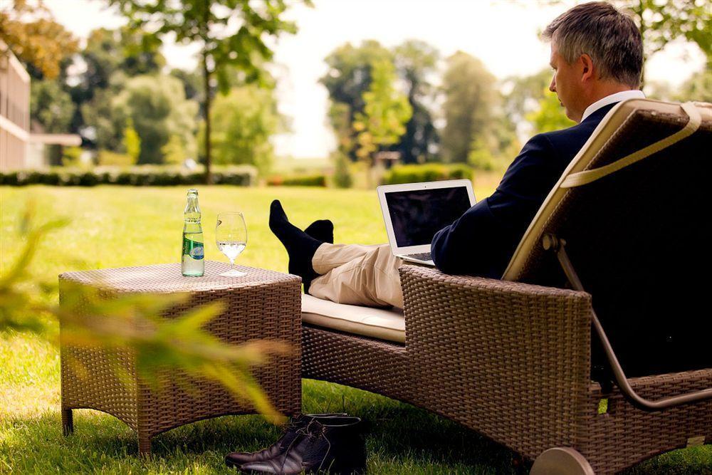 Schlossgut Грос Шванзе Екстер'єр фото A man relaxing in a garden