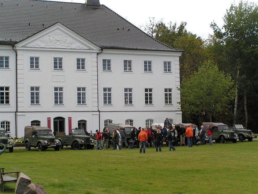 Schlossgut Грос Шванзе Екстер'єр фото The former officers' mess