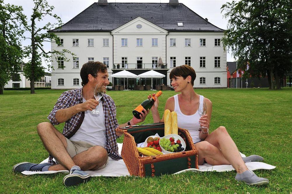 Schlossgut Грос Шванзе Екстер'єр фото A picnic in Germany
