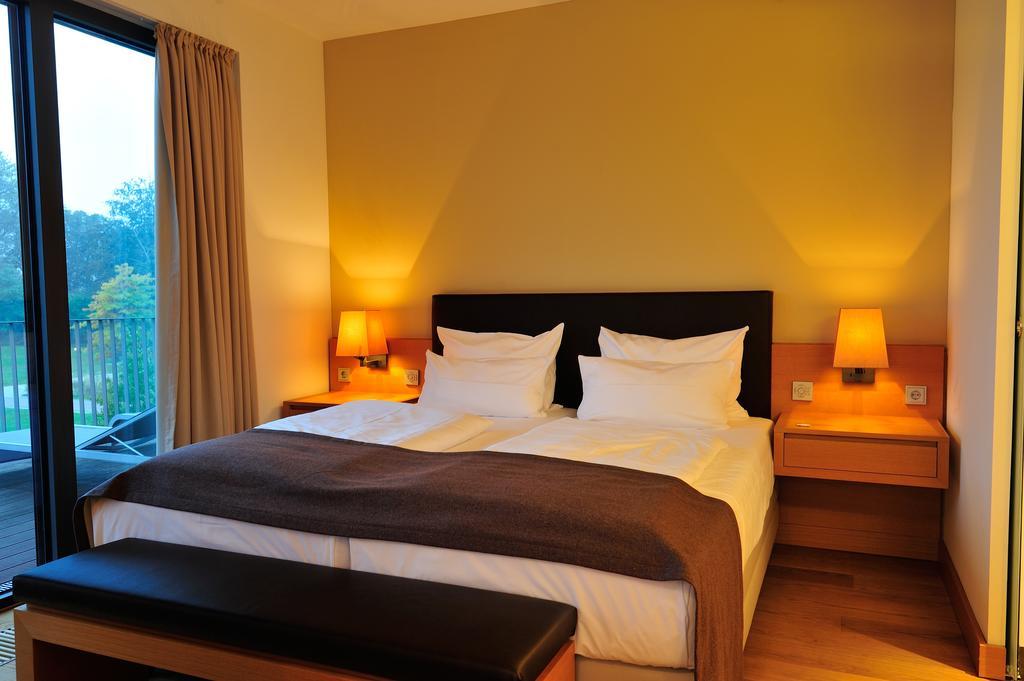 Schlossgut Грос Шванзе Екстер'єр фото A typical hotel room