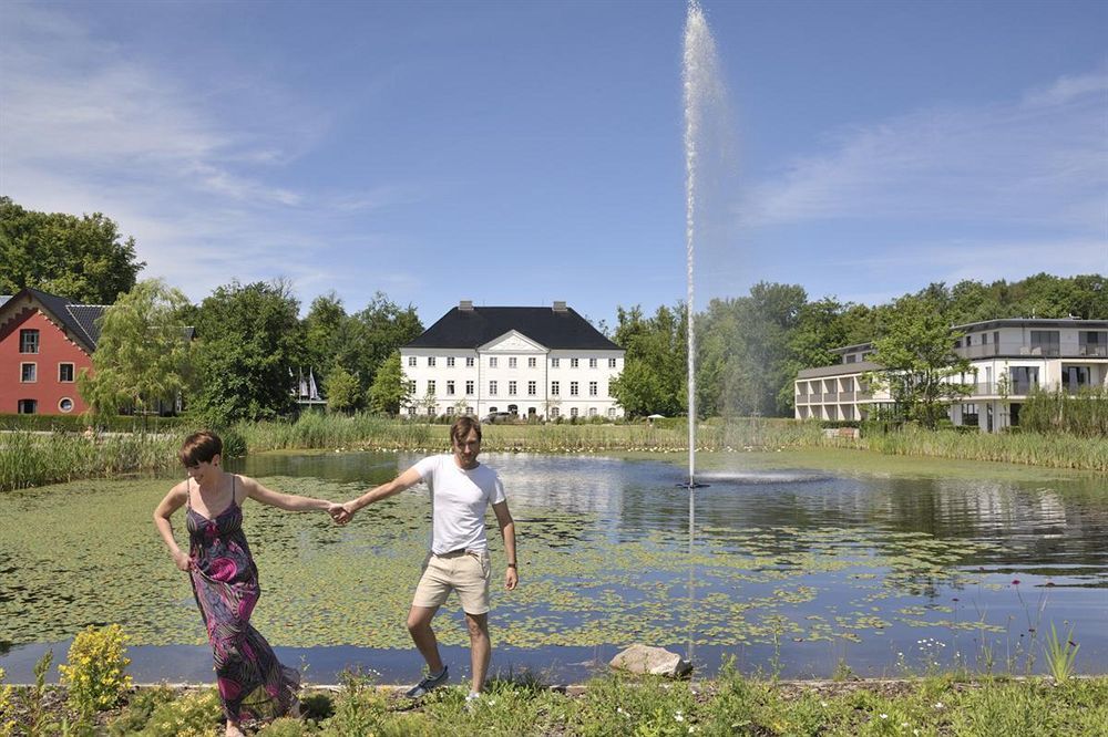 Schlossgut Грос Шванзе Екстер'єр фото The lake at the centre of the village