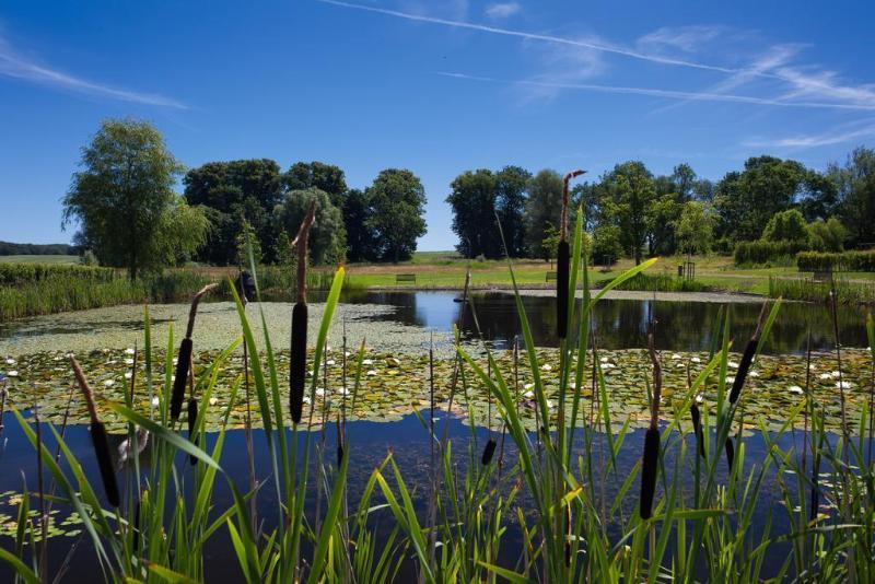 Schlossgut Грос Шванзе Екстер'єр фото The lake at the centre of the reserve